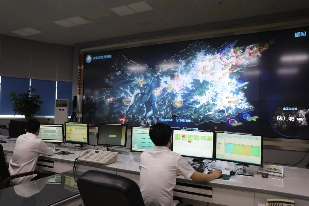 國網(wǎng)臺州市黃巖區(qū)供電公司調(diào)控分中心人員實時監(jiān)測轄區(qū)電網(wǎng)信息,全力筑牢臺風防御屏障.jpg
